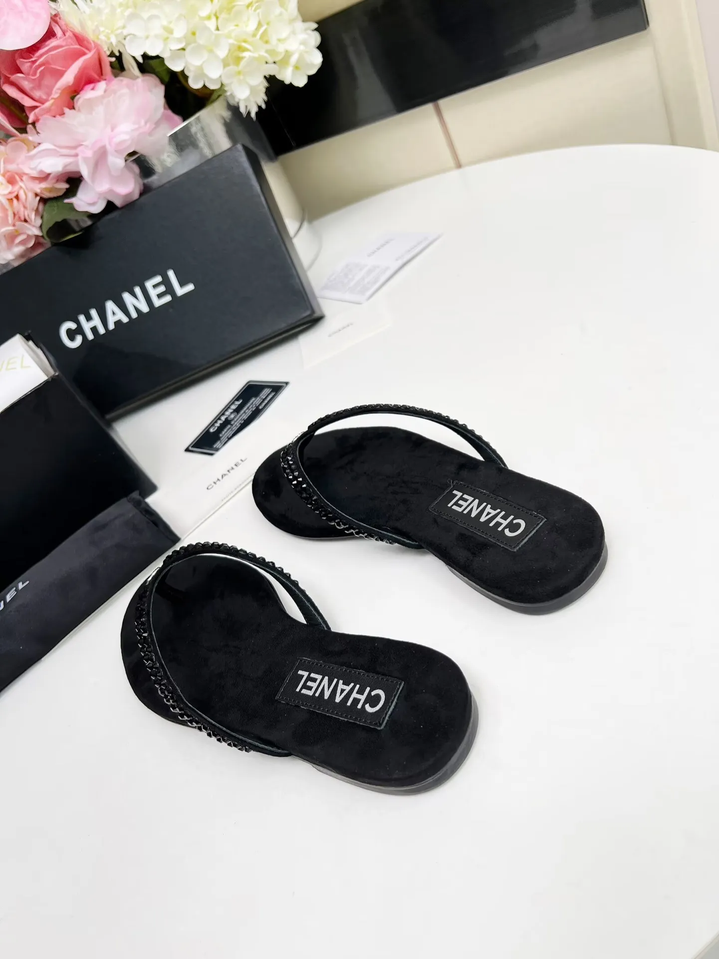 💕💕Factory direct selling price p440💕💕 Chanel new spring and summer genuine leather outsole flip-flops✅ I was really moved by this shoe when I first saw it💓 I liked it at first sight [surprised], 😊 and it has Chanel’s classic element diamond logo💎 Fabric: double-sided velvet Lining: cow lining Color: black Size: 35-41 (41 can be customized and non-returnable) Outsole: Made of genuine leather outsole Packaging: with card and cloth bag